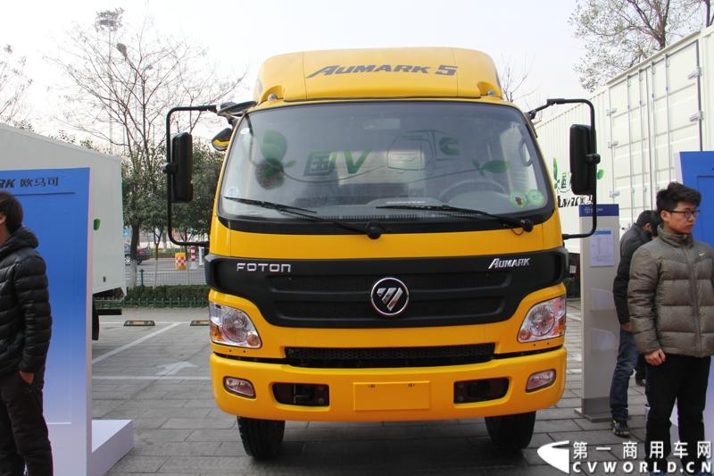 2013年12月7日，福田欧马可在山东潍坊举办以“一路相伴 畅享绿色生活”为主题的欧马可“退黄还绿”研讨会暨国V新品价值品鉴之旅活动，活动当天，欧马可国Ⅴ新品重装上市，体验营销活动更掀起价值风暴，使消费者充分领略了福田欧马可的品牌魅力。图为欧马可5系大轻卡展示。