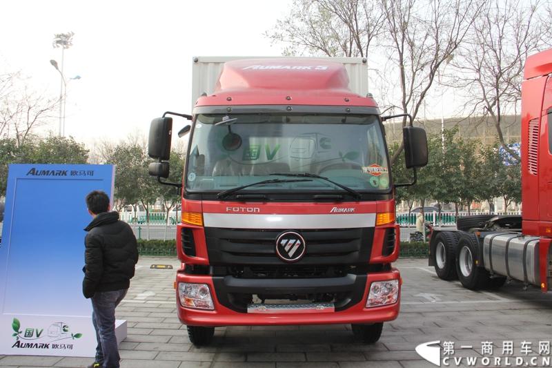 2013年12月7日，福田欧马可在山东潍坊举办以“一路相伴 畅享绿色生活”为主题的欧马可“退黄还绿”研讨会暨国V新品价值品鉴之旅活动，活动当天，欧马可国Ⅴ新品重装上市，体验营销活动更掀起价值风暴，使消费者充分领略了福田欧马可的品牌魅力。图为欧马可5系厢式货车展示。