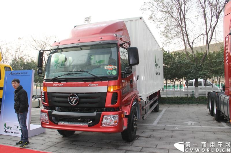 2013年12月7日，福田欧马可在山东潍坊举办以“一路相伴 畅享绿色生活”为主题的欧马可“退黄还绿”研讨会暨国V新品价值品鉴之旅活动，活动当天，欧马可国Ⅴ新品重装上市，体验营销活动更掀起价值风暴，使消费者充分领略了福田欧马可的品牌魅力。图为欧马可5系厢式货车展示。