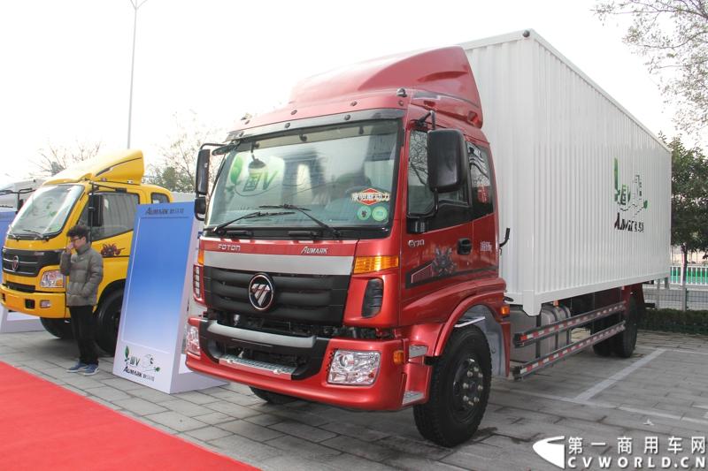 2013年12月7日，福田欧马可在山东潍坊举办以“一路相伴 畅享绿色生活”为主题的欧马可“退黄还绿”研讨会暨国V新品价值品鉴之旅活动，活动当天，欧马可国Ⅴ新品重装上市，体验营销活动更掀起价值风暴，使消费者充分领略了福田欧马可的品牌魅力。图为欧马可5系厢式货车展示。