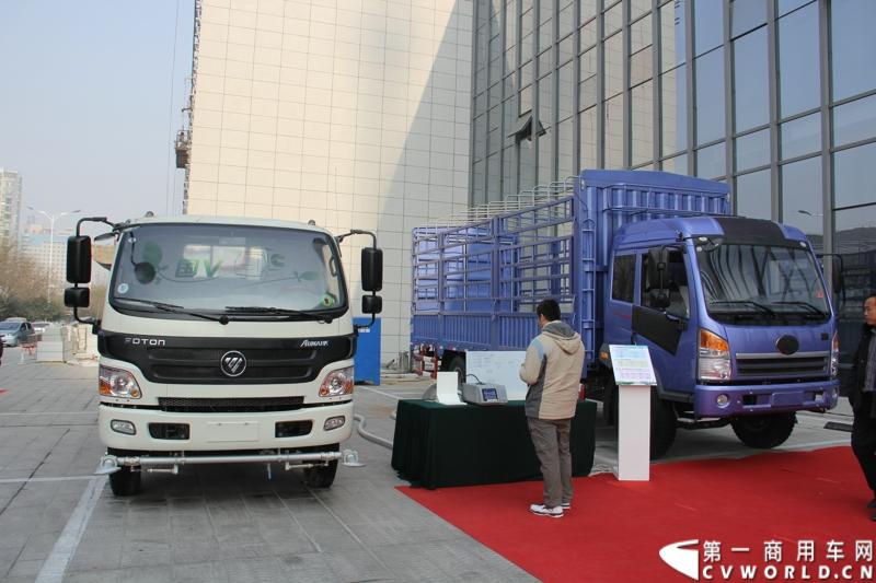 2013年12月7日，福田欧马可在山东潍坊举办以“一路相伴 畅享绿色生活”为主题的欧马可“退黄还绿”研讨会暨国V新品价值品鉴之旅活动，活动当天，欧马可国Ⅴ新品重装上市，体验营销活动更掀起价值风暴，使消费者充分领略了福田欧马可的品牌魅力。图为欧马可国五产品现场尾气排放检测。