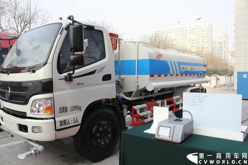 2013年12月7日，福田欧马可在山东潍坊举办以“一路相伴 畅享绿色生活”为主题的欧马可“退黄还绿”研讨会暨国V新品价值品鉴之旅活动，活动当天，欧马可国Ⅴ新品重装上市，体验营销活动更掀起价值风暴，使消费者充分领略了福田欧马可的品牌魅力。图为欧马可国五产品现场尾气排放检测。