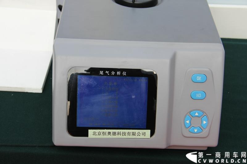 2013年12月7日，福田欧马可在山东潍坊举办以“一路相伴 畅享绿色生活”为主题的欧马可“退黄还绿”研讨会暨国V新品价值品鉴之旅活动，活动当天，欧马可国Ⅴ新品重装上市，体验营销活动更掀起价值风暴，使消费者充分领略了福田欧马可的品牌魅力。图为欧马可国五产品现场尾气排放检测。