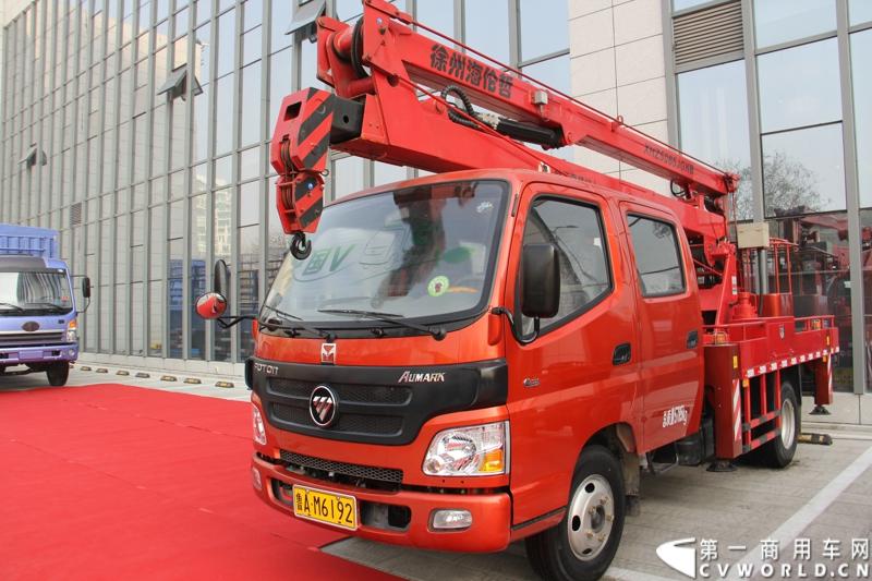 2013年12月7日，福田欧马可在山东潍坊举办以“一路相伴 畅享绿色生活”为主题的欧马可“退黄还绿”研讨会暨国V新品价值品鉴之旅活动，活动当天，欧马可国Ⅴ新品重装上市，体验营销活动更掀起价值风暴，使消费者充分领略了福田欧马可的品牌魅力。图为欧马可改装车展示。