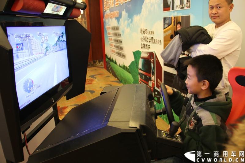 2013年12月7日，福田欧马可在山东潍坊举办以“一路相伴 畅享绿色生活”为主题的欧马可“退黄还绿”研讨会暨国V新品价值品鉴之旅活动，活动当天，欧马可国Ⅴ新品重装上市，体验营销活动更掀起价值风暴，使消费者充分领略了福田欧马可的品牌魅力。图为品鉴会现场的赛车游戏。