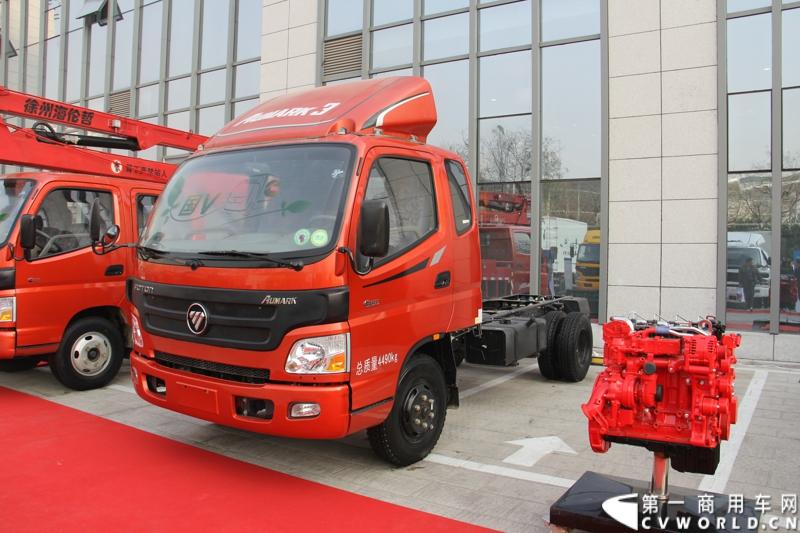 2013年12月7日，福田欧马可在山东潍坊举办以“一路相伴 畅享绿色生活”为主题的欧马可“退黄还绿”研讨会暨国V新品价值品鉴之旅活动，活动当天，欧马可国Ⅴ新品重装上市，体验营销活动更掀起价值风暴，使消费者充分领略了福田欧马可的品牌魅力。图为欧马可国五新品与康明斯国五发动机。