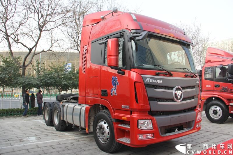 2013年12月7日，福田欧马可在山东潍坊举办以“一路相伴 畅享绿色生活”为主题的欧马可“退黄还绿”研讨会暨国V新品价值品鉴之旅活动，活动当天，欧马可国Ⅴ新品重装上市，体验营销活动更掀起价值风暴，使消费者充分领略了福田欧马可的品牌魅力。图为现场展示的欧曼GTL中高端重卡。