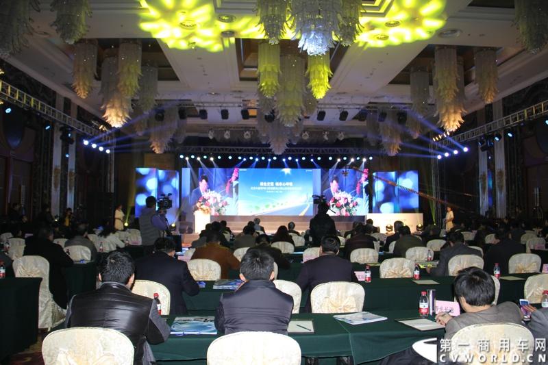 12月7日，以“绿色交通 畅享心呼吸”为主题的福田欧辉北方六省市PM2.5系统解决方案山东绿色体验之旅在“风筝之都”潍坊隆重举行。会上，欧辉客车不仅推出了PM2.5系统解决方案，更以直观体验的形式，向嘉宾展示了欧辉零PM2.5排放、低PM2.5排放系列客车在行业内的领先优势。图为发布会现场。