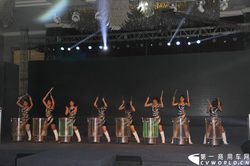 12月7日，以“绿色交通 畅享心呼吸”为主题的福田欧辉北方六省市PM2.5系统解决方案山东绿色体验之旅在“风筝之都”潍坊隆重举行。会上，欧辉客车不仅推出了PM2.5系统解决方案，更以直观体验的形式，向嘉宾展示了欧辉零PM2.5排放、低PM2.5排放系列客车在行业内的领先优势。图为发布会现场锣鼓声声。