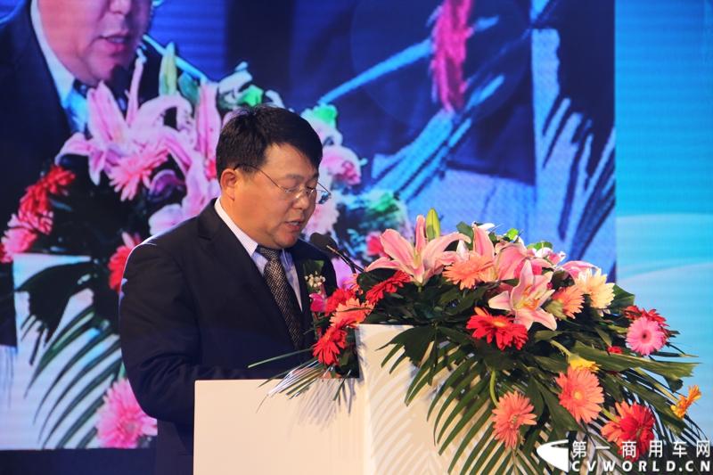 12月7日，以“绿色交通 畅享心呼吸”为主题的福田欧辉北方六省市PM2.5系统解决方案山东绿色体验之旅在“风筝之都”潍坊隆重举行。会上，欧辉客车不仅推出了PM2.5系统解决方案，更以直观体验的形式，向嘉宾展示了欧辉零PM2.5排放、低PM2.5排放系列客车在行业内的领先优势。图为福田汽车集团副总裁 欧辉客车事业部常务副总经理范现军先生致辞。