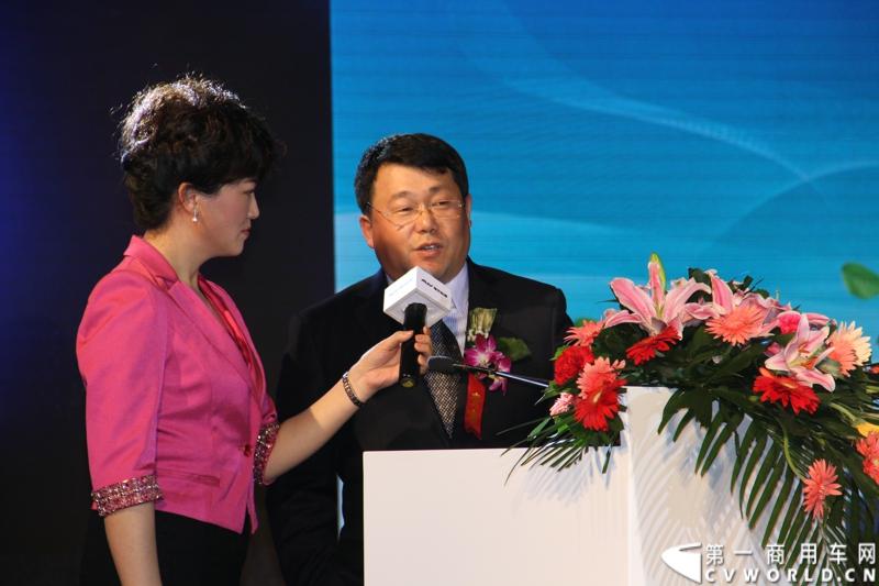 12月7日，以“绿色交通 畅享心呼吸”为主题的福田欧辉北方六省市PM2.5系统解决方案山东绿色体验之旅在“风筝之都”潍坊隆重举行。会上，欧辉客车不仅推出了PM2.5系统解决方案，更以直观体验的形式，向嘉宾展示了欧辉零PM2.5排放、低PM2.5排放系列客车在行业内的领先优势。图为福田汽车集团副总裁 欧辉客车事业部常务副总经理范现军先生致辞。