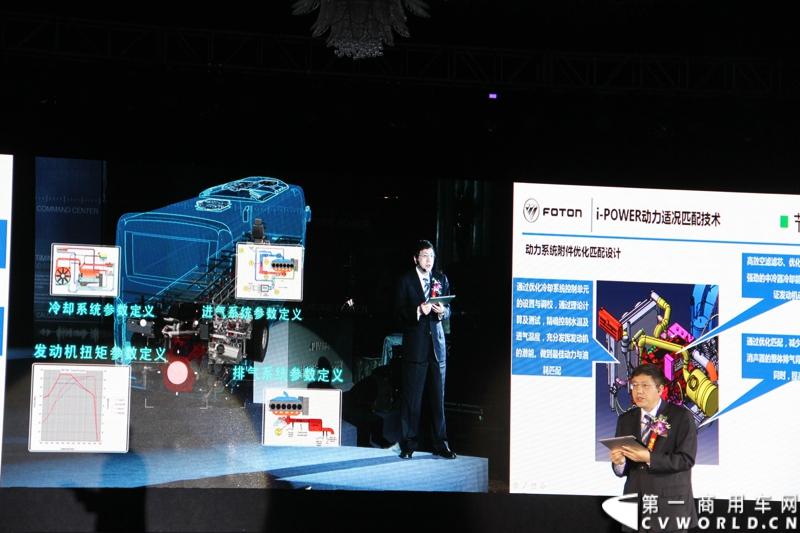 12月7日，以“绿色交通 畅享心呼吸”为主题的福田欧辉北方六省市PM2.5系统解决方案山东绿色体验之旅在“风筝之都”潍坊隆重举行。会上，欧辉客车不仅推出了PM2.5系统解决方案，更以直观体验的形式，向嘉宾展示了欧辉零PM2.5排放、低PM2.5排放系列客车在行业内的领先优势。图为福田欧辉客车副总经理刘国强为客户讲解欧辉的技术优势。