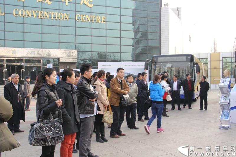 12月7日，以“绿色交通 畅享心呼吸”为主题的福田欧辉北方六省市PM2.5系统解决方案山东绿色体验之旅在“风筝之都”潍坊隆重举行。会上，欧辉客车不仅推出了PM2.5系统解决方案，更以直观体验的形式，向嘉宾展示了欧辉零PM2.5排放、低PM2.5排放系列客车在行业内的领先优势。图为福田欧辉客车技术负责人为客户现场讲解欧辉客车的发展历史和产品系列。