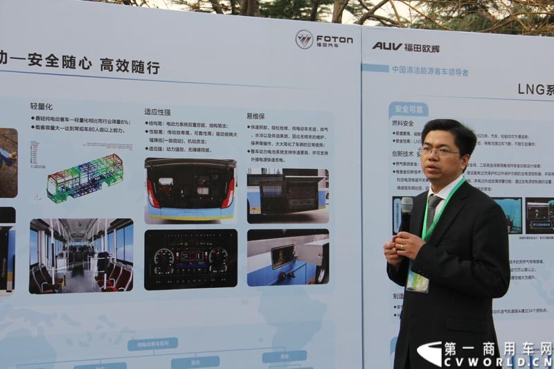 12月7日，以“绿色交通 畅享心呼吸”为主题的福田欧辉北方六省市PM2.5系统解决方案山东绿色体验之旅在“风筝之都”潍坊隆重举行。会上，欧辉客车不仅推出了PM2.5系统解决方案，更以直观体验的形式，向嘉宾展示了欧辉零PM2.5排放、低PM2.5排放系列客车在行业内的领先优势。图为福田欧辉客车技术负责人为客户现场讲解欧辉客车的发展历史和产品系列。