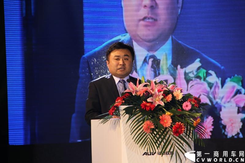 12月7日，以“绿色交通 畅享心呼吸”为主题的福田欧辉北方六省市PM2.5系统解决方案山东绿色体验之旅在“风筝之都”潍坊隆重举行。会上，欧辉客车不仅推出了PM2.5系统解决方案，更以直观体验的形式，向嘉宾展示了欧辉零PM2.5排放、低PM2.5排放系列客车在行业内的领先优势。图为福田欧辉启动“全国千名节油能手培训及奖励计划”。