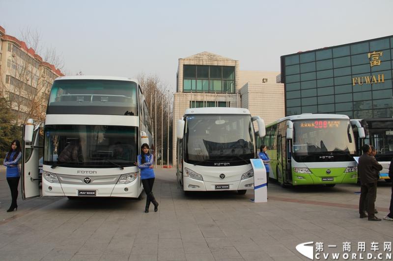 12月7日，以“绿色交通 畅享心呼吸”为主题的福田欧辉北方六省市PM2.5系统解决方案山东绿色体验之旅在“风筝之都”潍坊隆重举行。会上，欧辉客车不仅推出了PM2.5系统解决方案，更以直观体验的形式，向嘉宾展示了欧辉零PM2.5排放、低PM2.5排放系列客车在行业内的领先优势。图为福田欧辉各类节能与新能源客车展示。