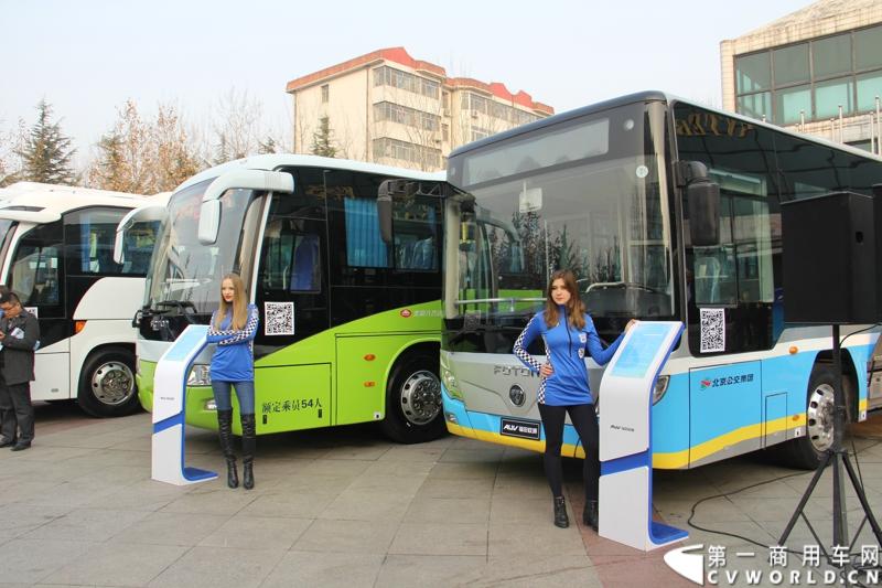 12月7日，以“绿色交通 畅享心呼吸”为主题的福田欧辉北方六省市PM2.5系统解决方案山东绿色体验之旅在“风筝之都”潍坊隆重举行。会上，欧辉客车不仅推出了PM2.5系统解决方案，更以直观体验的形式，向嘉宾展示了欧辉零PM2.5排放、低PM2.5排放系列客车在行业内的领先优势。图为福田欧辉各类节能与新能源客车展示。