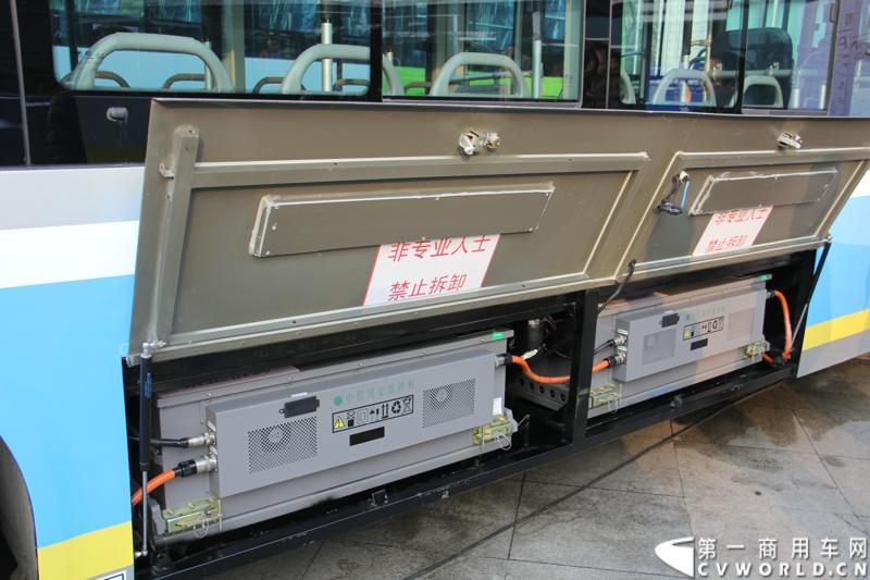 12月7日，以“绿色交通 畅享心呼吸”为主题的福田欧辉北方六省市PM2.5系统解决方案山东绿色体验之旅在“风筝之都”潍坊隆重举行。会上，欧辉客车不仅推出了PM2.5系统解决方案，更以直观体验的形式，向嘉宾展示了欧辉零PM2.5排放、低PM2.5排放系列客车在行业内的领先优势。图为福田欧辉直充式纯电动客车。