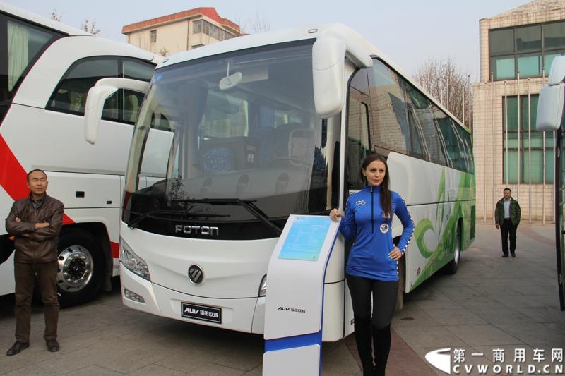 12月7日，以“绿色交通 畅享心呼吸”为主题的福田欧辉北方六省市PM2.5系统解决方案山东绿色体验之旅在“风筝之都”潍坊隆重举行。会上，欧辉客车不仅推出了PM2.5系统解决方案，更以直观体验的形式，向嘉宾展示了欧辉零PM2.5排放、低PM2.5排放系列客车在行业内的领先优势。图为福田欧辉9米豪华城间客车 。