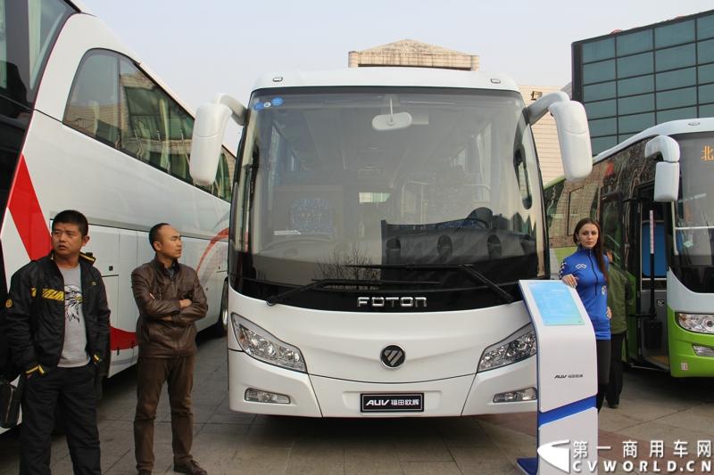 12月7日，以“绿色交通 畅享心呼吸”为主题的福田欧辉北方六省市PM2.5系统解决方案山东绿色体验之旅在“风筝之都”潍坊隆重举行。会上，欧辉客车不仅推出了PM2.5系统解决方案，更以直观体验的形式，向嘉宾展示了欧辉零PM2.5排放、低PM2.5排放系列客车在行业内的领先优势。图为福田欧辉9米豪华城间客车 。