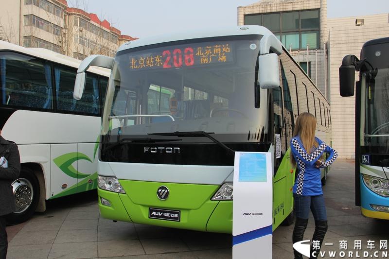 12月7日，以“绿色交通 畅享心呼吸”为主题的福田欧辉北方六省市PM2.5系统解决方案山东绿色体验之旅在“风筝之都”潍坊隆重举行。会上，欧辉客车不仅推出了PM2.5系统解决方案，更以直观体验的形式，向嘉宾展示了欧辉零PM2.5排放、低PM2.5排放系列客车在行业内的领先优势。图为福田欧辉12米LNG城市客车 。