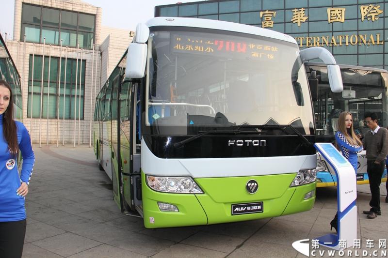 12月7日，以“绿色交通 畅享心呼吸”为主题的福田欧辉北方六省市PM2.5系统解决方案山东绿色体验之旅在“风筝之都”潍坊隆重举行。会上，欧辉客车不仅推出了PM2.5系统解决方案，更以直观体验的形式，向嘉宾展示了欧辉零PM2.5排放、低PM2.5排放系列客车在行业内的领先优势。图为福田欧辉12米LNG城市客车 。