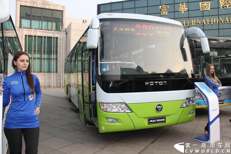 12月7日，以“绿色交通 畅享心呼吸”为主题的福田欧辉北方六省市PM2.5系统解决方案山东绿色体验之旅在“风筝之都”潍坊隆重举行。会上，欧辉客车不仅推出了PM2.5系统解决方案，更以直观体验的形式，向嘉宾展示了欧辉零PM2.5排放、低PM2.5排放系列客车在行业内的领先优势。图为福田欧辉12米LNG城市客车 。