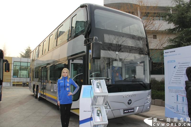 12月7日，以“绿色交通 畅享心呼吸”为主题的福田欧辉北方六省市PM2.5系统解决方案山东绿色体验之旅在“风筝之都”潍坊隆重举行。会上，欧辉客车不仅推出了PM2.5系统解决方案，更以直观体验的形式，向嘉宾展示了欧辉零PM2.5排放、低PM2.5排放系列客车在行业内的领先优势。图为福田欧辉客车身边的洋模特。