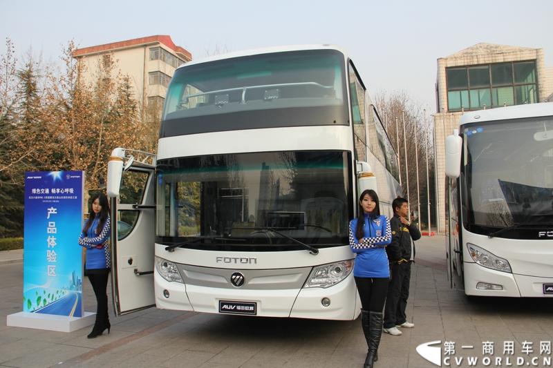 12月7日，以“绿色交通 畅享心呼吸”为主题的福田欧辉北方六省市PM2.5系统解决方案山东绿色体验之旅在“风筝之都”潍坊隆重举行。会上，欧辉客车不仅推出了PM2.5系统解决方案，更以直观体验的形式，向嘉宾展示了欧辉零PM2.5排放、低PM2.5排放系列客车在行业内的领先优势。图为福田欧辉12米国五排放双层公交客车 。
