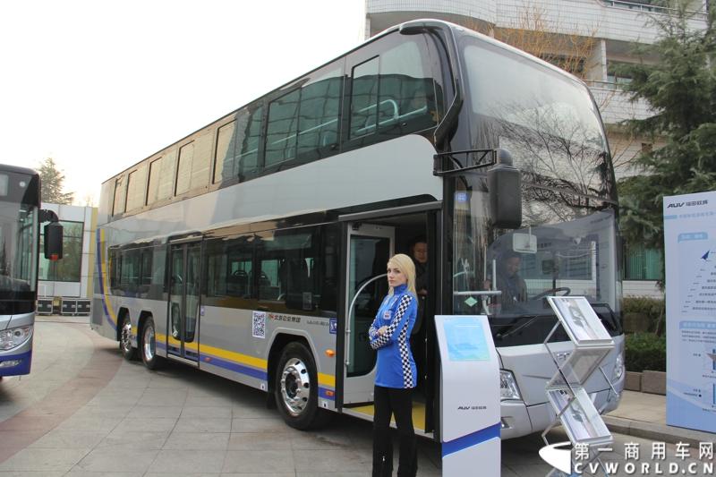 12月7日，以“绿色交通 畅享心呼吸”为主题的福田欧辉北方六省市PM2.5系统解决方案山东绿色体验之旅在“风筝之都”潍坊隆重举行。会上，欧辉客车不仅推出了PM2.5系统解决方案，更以直观体验的形式，向嘉宾展示了欧辉零PM2.5排放、低PM2.5排放系列客车在行业内的领先优势。图为福田欧辉12米国五排放双层公交客车 。