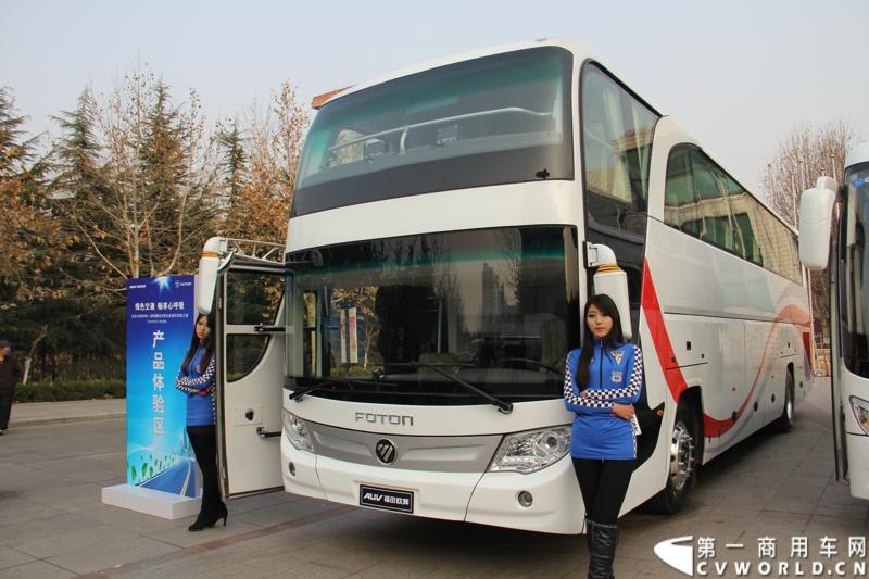 12月7日，以“绿色交通 畅享心呼吸”为主题的福田欧辉北方六省市PM2.5系统解决方案山东绿色体验之旅在“风筝之都”潍坊隆重举行。会上，欧辉客车不仅推出了PM2.5系统解决方案，更以直观体验的形式，向嘉宾展示了欧辉零PM2.5排放、低PM2.5排放系列客车在行业内的领先优势。图为福田欧辉12米国五排放双层公交客车 。