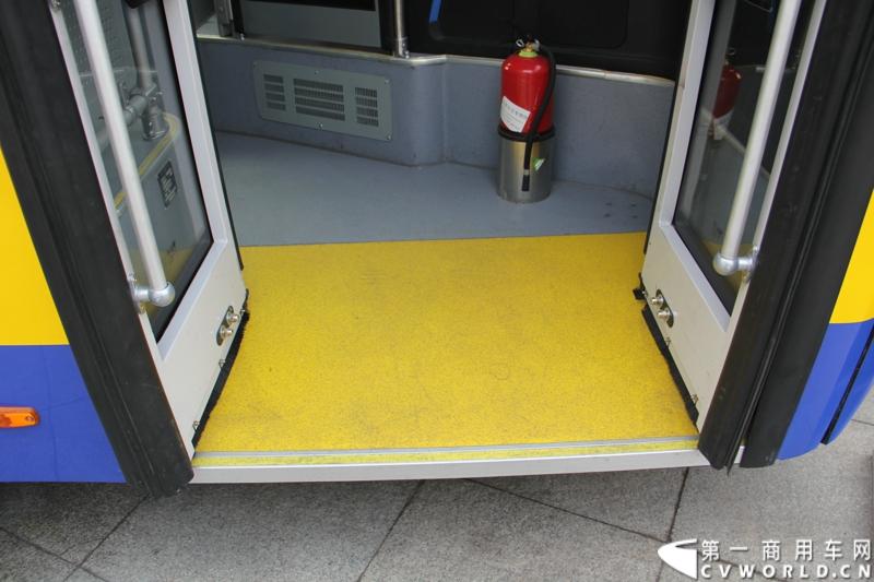 12月7日，以“绿色交通 畅享心呼吸”为主题的福田欧辉北方六省市PM2.5系统解决方案山东绿色体验之旅在“风筝之都”潍坊隆重举行。会上，欧辉客车不仅推出了PM2.5系统解决方案，更以直观体验的形式，向嘉宾展示了欧辉零PM2.5排放、低PM2.5排放系列客车在行业内的领先优势。图为福田欧辉16米LNG城市客车 。