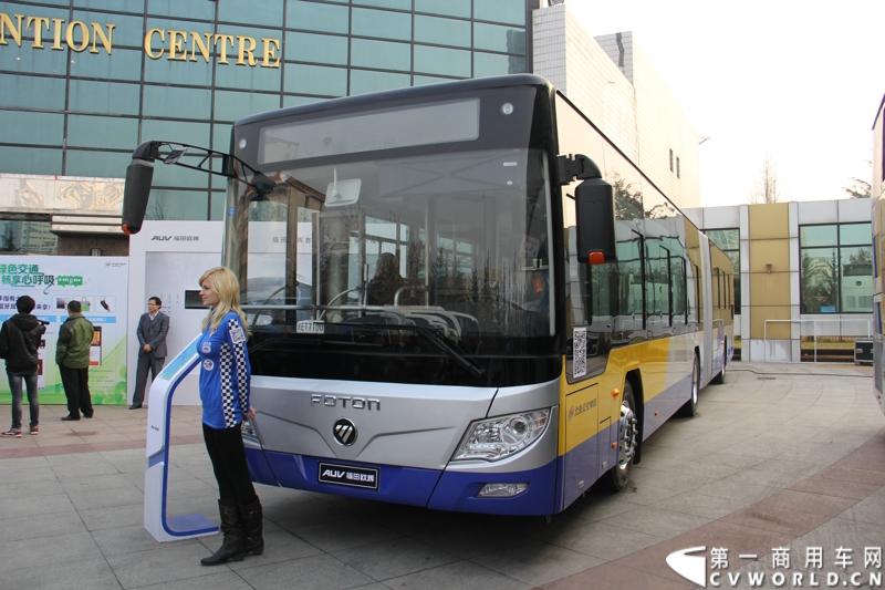 12月7日，以“绿色交通 畅享心呼吸”为主题的福田欧辉北方六省市PM2.5系统解决方案山东绿色体验之旅在“风筝之都”潍坊隆重举行。会上，欧辉客车不仅推出了PM2.5系统解决方案，更以直观体验的形式，向嘉宾展示了欧辉零PM2.5排放、低PM2.5排放系列客车在行业内的领先优势。图为福田欧辉16米LNG城市客车 。