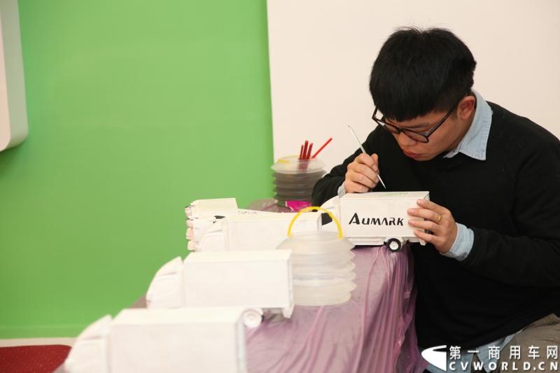 2013年12月7日，福田欧马可在山东潍坊举办以“一路相伴 畅享绿色生活”为主题的欧马可“退黄还绿”研讨会暨国V新品价值品鉴之旅活动，活动当天，欧马可国Ⅴ新品重装上市，体验营销活动更掀起价值风暴，使消费者充分领略了福田欧马可的品牌魅力。图为品鉴活动现场。