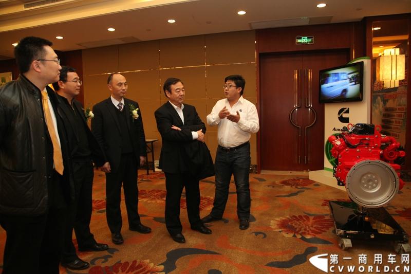 2013年12月7日，福田欧马可在山东潍坊举办以“一路相伴 畅享绿色生活”为主题的欧马可“退黄还绿”研讨会暨国V新品价值品鉴之旅活动，活动当天，欧马可国Ⅴ新品重装上市，体验营销活动更掀起价值风暴，使消费者充分领略了福田欧马可的品牌魅力。图为品鉴活动现场。