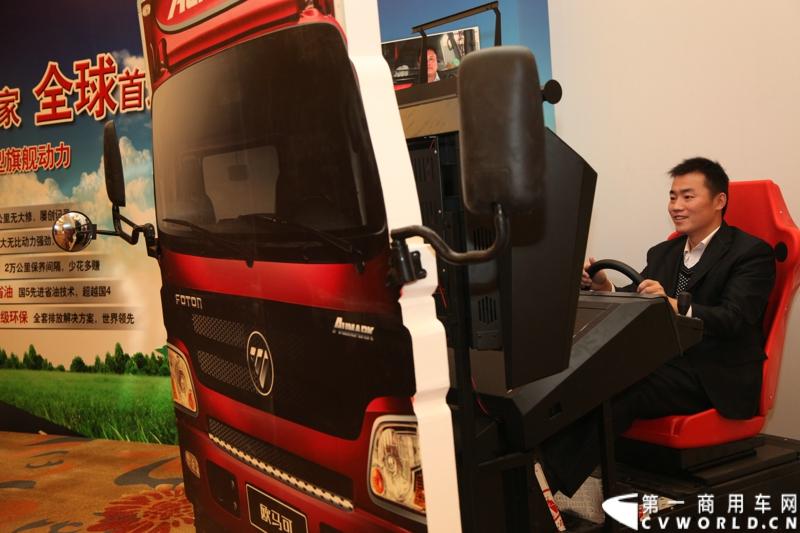 2013年12月7日，福田欧马可在山东潍坊举办以“一路相伴 畅享绿色生活”为主题的欧马可“退黄还绿”研讨会暨国V新品价值品鉴之旅活动，活动当天，欧马可国Ⅴ新品重装上市，体验营销活动更掀起价值风暴，使消费者充分领略了福田欧马可的品牌魅力。图为品鉴活动现场。