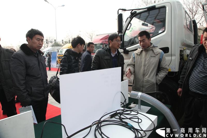 2013年12月7日，福田欧马可在山东潍坊举办以“一路相伴 畅享绿色生活”为主题的欧马可“退黄还绿”研讨会暨国V新品价值品鉴之旅活动，活动当天，欧马可国Ⅴ新品重装上市，体验营销活动更掀起价值风暴，使消费者充分领略了福田欧马可的品牌魅力。图为品鉴活动现场。