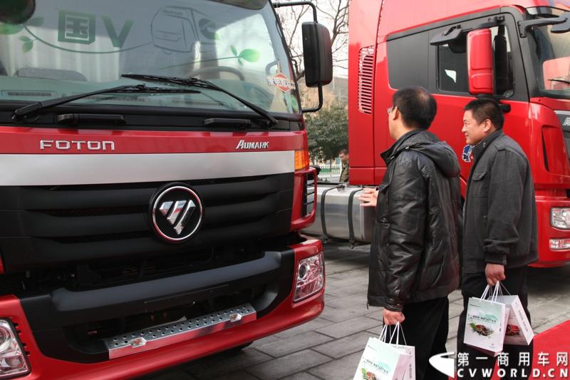 2013年12月7日，福田欧马可在山东潍坊举办以“一路相伴 畅享绿色生活”为主题的欧马可“退黄还绿”研讨会暨国V新品价值品鉴之旅活动，活动当天，欧马可国Ⅴ新品重装上市，体验营销活动更掀起价值风暴，使消费者充分领略了福田欧马可的品牌魅力。图为品鉴活动现场。