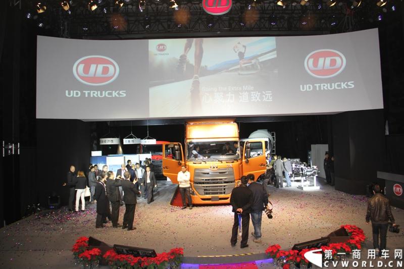 2013年12月10日，刚更名不久的东沃（杭州）卡车有限公司（前身为东风日产柴汽车有限公司），在杭州隆重向中国市场推出“UD酷腾”新款重型卡车。UD酷腾是东风汽车集团股份有限公司和沃尔沃集团强强联手，专为中国市场定制的中高端重卡。图为新车发布会现场。