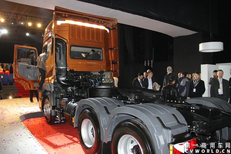 2013年12月10日，刚更名不久的东沃（杭州）卡车有限公司（前身为东风日产柴汽车有限公司），在杭州隆重向中国市场推出“UD酷腾”新款重型卡车。UD酷腾是东风汽车集团股份有限公司和沃尔沃集团强强联手，专为中国市场定制的中高端重卡。图为UD酷腾牵引车。