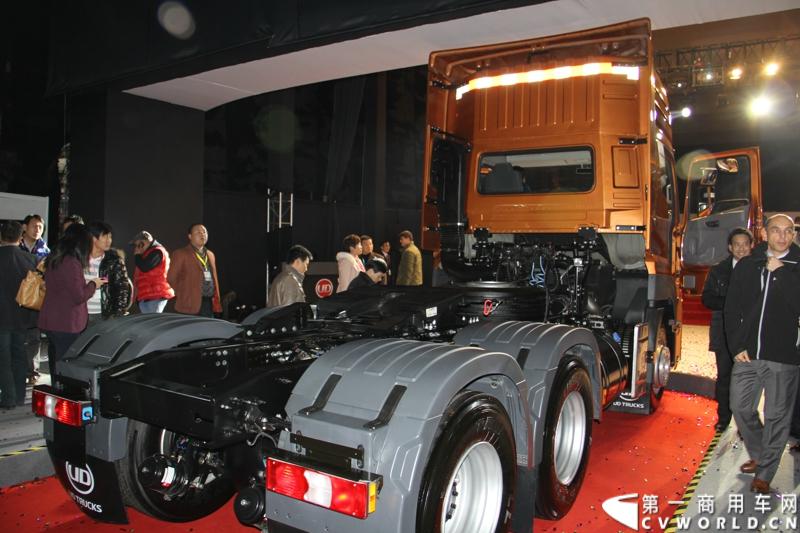 2013年12月10日，刚更名不久的东沃（杭州）卡车有限公司（前身为东风日产柴汽车有限公司），在杭州隆重向中国市场推出“UD酷腾”新款重型卡车。UD酷腾是东风汽车集团股份有限公司和沃尔沃集团强强联手，专为中国市场定制的中高端重卡。图为UD酷腾高顶双卧牵引车。