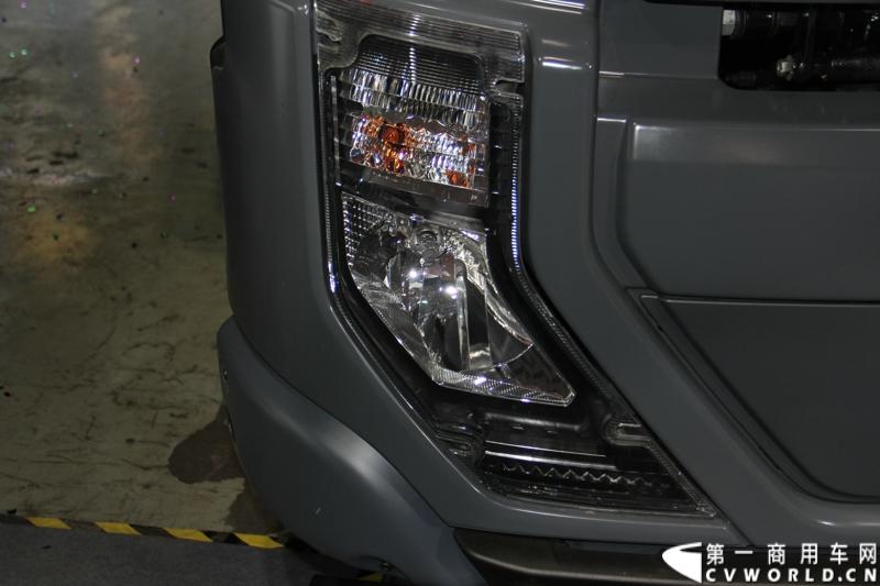 2013年12月10日，刚更名不久的东沃（杭州）卡车有限公司（前身为东风日产柴汽车有限公司），在杭州隆重向中国市场推出“UD酷腾”新款重型卡车。UD酷腾是东风汽车集团股份有限公司和沃尔沃集团强强联手，专为中国市场定制的中高端重卡。图为UD酷腾平顶牵引车。