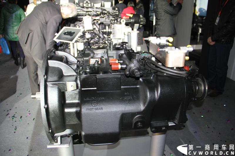 2013年12月10日，刚更名不久的东沃（杭州）卡车有限公司（前身为东风日产柴汽车有限公司），在杭州隆重向中国市场推出“UD酷腾”新款重型卡车。UD酷腾是东风汽车集团股份有限公司和沃尔沃集团强强联手，专为中国市场定制的中高端重卡。图为变速箱。