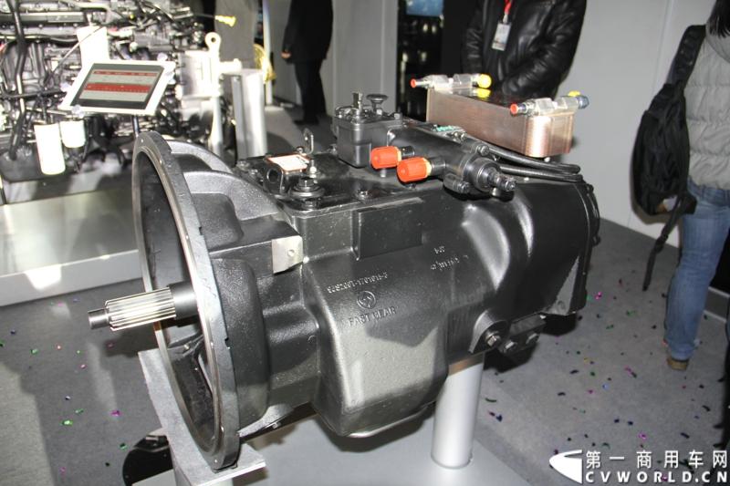 2013年12月10日，刚更名不久的东沃（杭州）卡车有限公司（前身为东风日产柴汽车有限公司），在杭州隆重向中国市场推出“UD酷腾”新款重型卡车。UD酷腾是东风汽车集团股份有限公司和沃尔沃集团强强联手，专为中国市场定制的中高端重卡。图为变速箱。