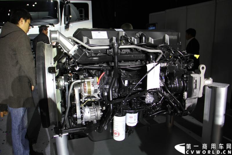 2013年12月10日，刚更名不久的东沃（杭州）卡车有限公司（前身为东风日产柴汽车有限公司），在杭州隆重向中国市场推出“UD酷腾”新款重型卡车。UD酷腾是东风汽车集团股份有限公司和沃尔沃集团强强联手，专为中国市场定制的中高端重卡。图为酷腾11L原装发动机。