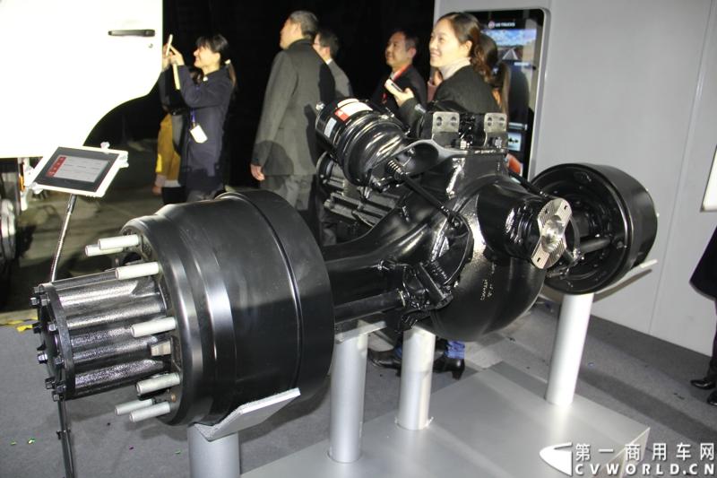 2013年12月10日，刚更名不久的东沃（杭州）卡车有限公司（前身为东风日产柴汽车有限公司），在杭州隆重向中国市场推出“UD酷腾”新款重型卡车。UD酷腾是东风汽车集团股份有限公司和沃尔沃集团强强联手，专为中国市场定制的中高端重卡。图为驱动车桥。