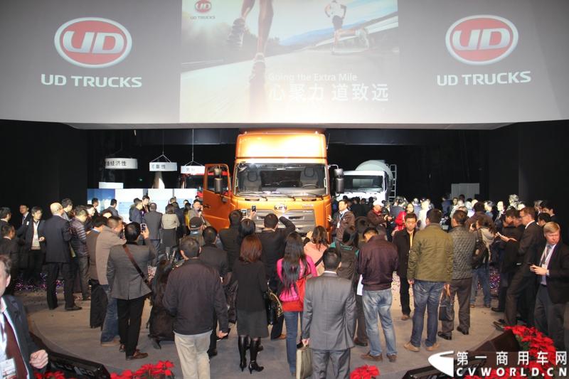 2013年12月10日，刚更名不久的东沃（杭州）卡车有限公司（前身为东风日产柴汽车有限公司），在杭州隆重向中国市场推出“UD酷腾”新款重型卡车。UD酷腾是东风汽车集团股份有限公司和沃尔沃集团强强联手，专为中国市场定制的中高端重卡。图为与会嘉宾鉴赏UD酷腾重卡。