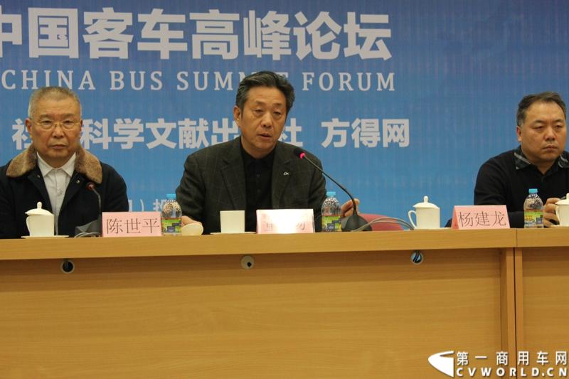 2013年12月10日，《中国客车发展报告2013》（客车蓝皮书）新书发布会暨“首届中国客车高峰论坛”在北京中国社会科学院第一报告厅隆重举行。本次活动由社会科学文献出版社、方得网联合主办。图为中汽协常务副会长兼秘书长董扬介绍中国新能源客车市场发展情况。