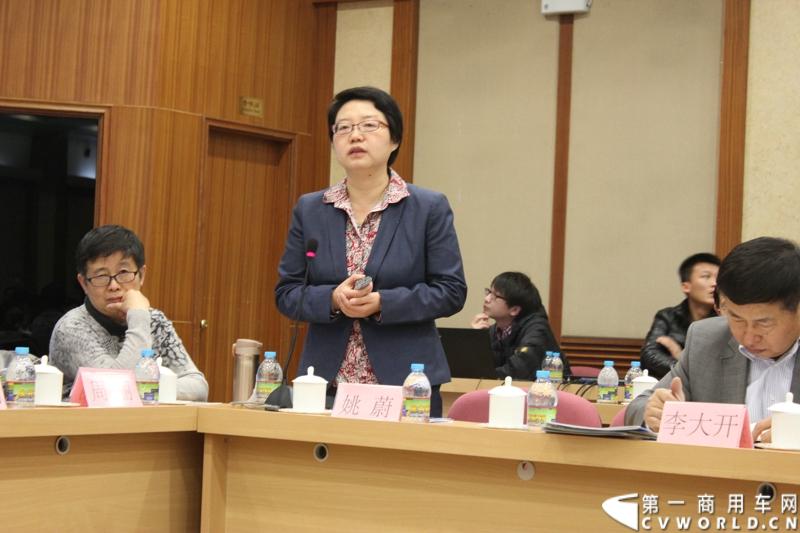 2013年12月10日，《中国客车发展报告2013》（客车蓝皮书）新书发布会暨“首届中国客车高峰论坛”在北京中国社会科学院第一报告厅隆重举行。本次活动由社会科学文献出版社、方得网联合主办。图为方得网总编辑、客车蓝皮书主编姚蔚介绍《中国客车产业发展报告2013》的内容和启示意义。