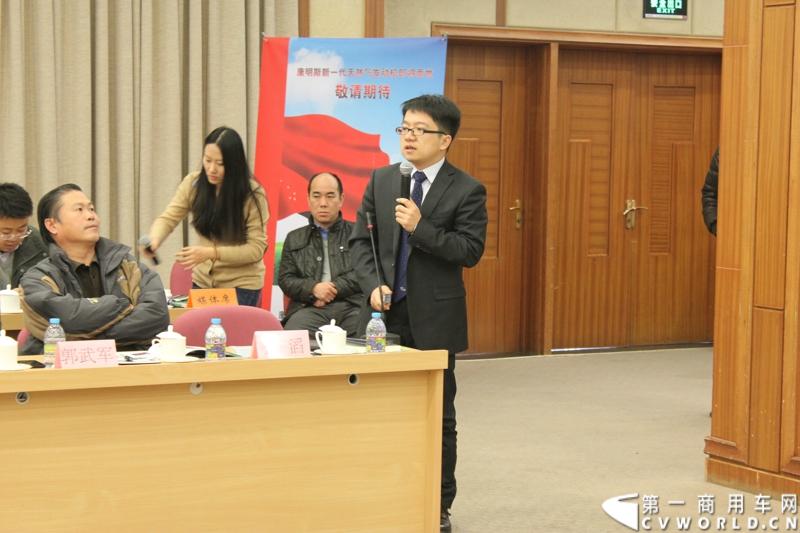 2013年12月10日，《中国客车发展报告2013》（客车蓝皮书）新书发布会暨“首届中国客车高峰论坛”在北京中国社会科学院第一报告厅隆重举行。本次活动由社会科学文献出版社、方得网联合主办。图为斯堪尼亚的代表徐滔发言。